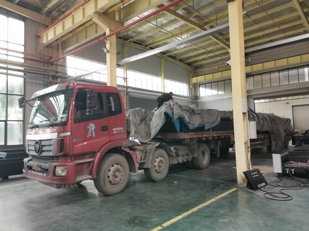 雙成激光新型地軌式激光切割機(jī)SC-FBD-12000W震撼來(lái)襲！來(lái)看看地軌式設(shè)計(jì)的特點(diǎn)吧！(圖2)